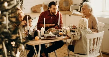 Maximaal drie gasten tijdens kerst? 1 op de 6 Nederlanders is niet van plan zich hieraan te houden