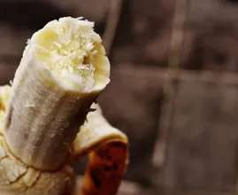 Oto dlaczego powinno się nacierać stopy skórką z banana
