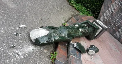 Indiëmonument in Leeuwarden volledig vernield; wie heeft iets gehoord of gezien? Delen svp!