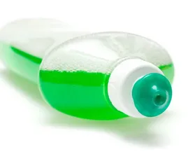 Questo è il motivo brillante per cui dovresti versare il sapone per i piatti nel tuo water!