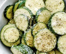 SO hast du Zucchini bestimmt noch nie gegessen...! Du wirst es nie wieder anders machen wollen!