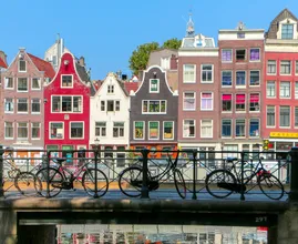 Kritiek op Blond Amsterdam servies met lachende Anne Frank
