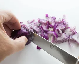 Ouah ! Cette astuce TikTok facilite grandement la coupe des oignons
