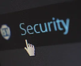 Oplichters actief: ouderen benaderd met valse mails over boosterprikken