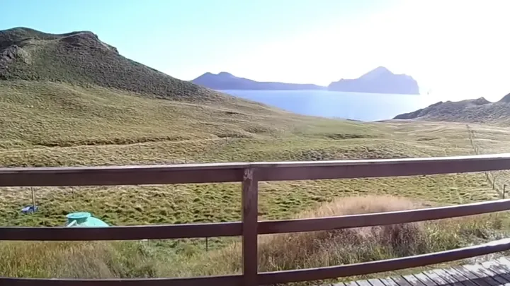 この87歳の女性は、離島で一人暮らしをしている。初めて扉を開く。