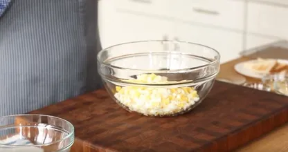 Eiersalat: so schneidest du in unter einer Minute 10 Eier klein