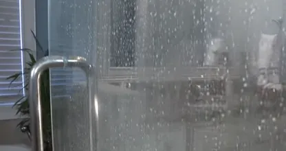Do you have glass doors or walls in your bathroom? With this tip, they won't get covered in limescale!