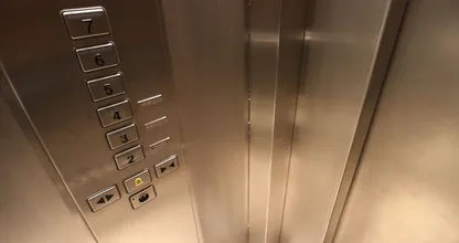 Dit is waarom je je altijd zo ongemakkelijk voelt in een lift