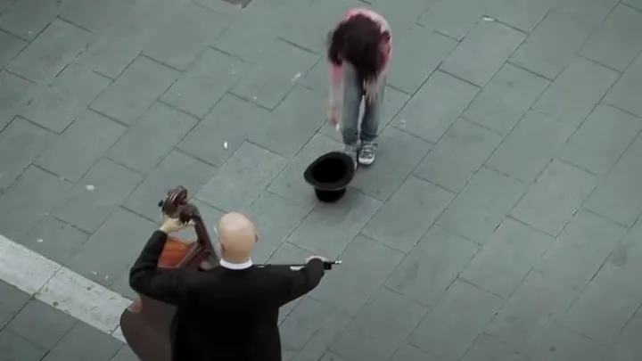 Ce musicien de rue était ignoré de tous, mais une petite fille a tout changé
