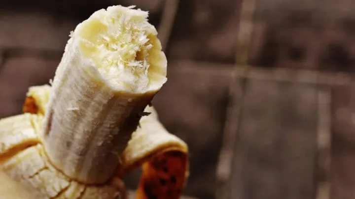 Es por eso que debes frotar una cáscara de plátano en tus pies