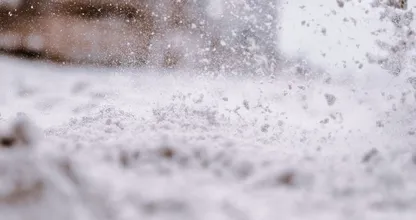 Noodhulp voor met sneeuw bedolven staat New York