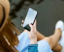 Onderzoek: 'Coronavirus kan bijna maand besmettelijk blijven op telefoonscherm'