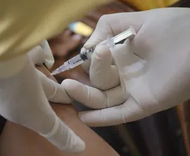 Huh? Werkt een coronavaccin beter met meer bijwerkingen?
