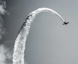 Zien: Duitse piloot ‘tekent’ gigantische injectiespuit in de lucht 