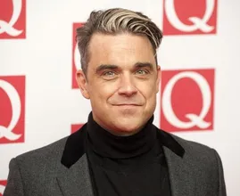 Wat een transformatie: Robbie Williams scheert haren af