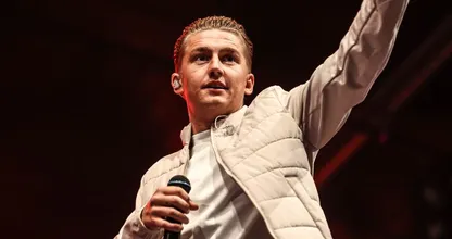 Aiii: Mart Hoogkamer opnieuw van podium na bierdouche