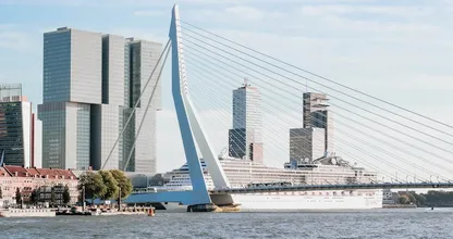 Heftig: schepen botsen op elkaar onder Rotterdamse Erasmusbrug