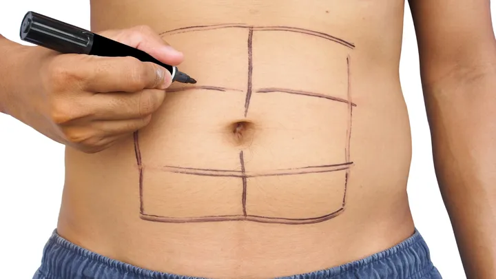 Bizar: man laat sixpack tatoeëren