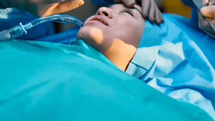 3 Wochen nach der Geburt von Zwillingen fühlte sich die Mutter krank - Arzt nach Ultraschall: "Es tut mir leid"