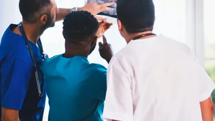 Un hombre se somete a un chequeo rutinario: el médico mira la radiografía y susurra: "Lo siento"