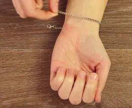 Tüddelst du auch immer so lange mit dem Verschluss von deinem Armband? Mit diesem Trick bekommst du es direkt zu!