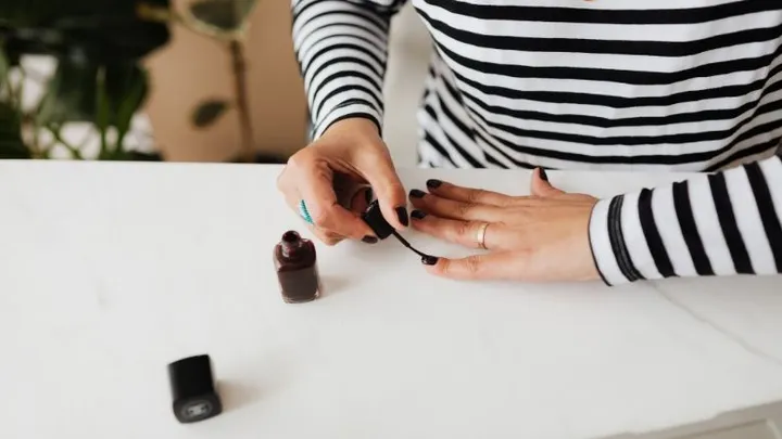 Handig! Op déze manier zal jouw nagellak veel minder snel afbladderen