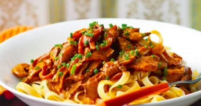Kein Wunder warum dieses Rezept im Internet umher geht; das wohl leckerste Bœuf Stroganoff der Welt.