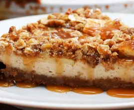 Karamel-Apfelkrümel-Käsekuchen. Das klingt himmlisch - ist es auch!