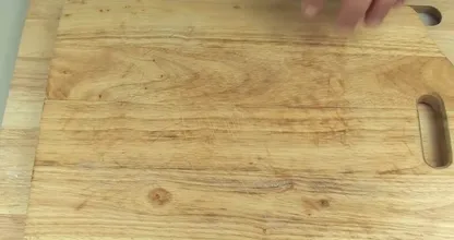 Heb je last van nare geurtjes in je houten snijplank? Gebruik dan deze slimme tips om ze te verwijderen!
