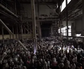 1500 Fremde in einer Scheune - und dann passiert das womit keiner gerechnet hat.