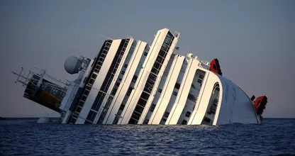 Dos hombres entran en un crucero abandonado y, al descubrir lo que había dentro, llaman a la policía