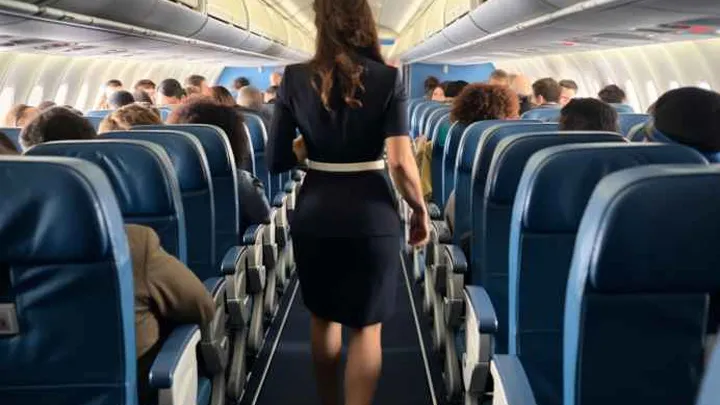Una Azafata Ve a Su Marido en el Avión - Pero Se Da Cuenta de un Detalle Sorprendente