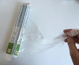Nervt dich aneinanderbabsene Haushaltsfolie auch so? Mit diesem Trick nie wieder!