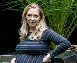 Jelka van Houten gaat eerste kindje genderneutraal opvoeden