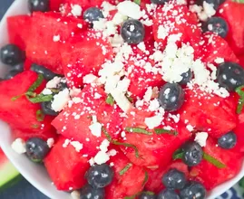Diesen fruchtigen und erfrischenden Wassermelone-Feta Salat hast du bestimmt noch nicht probiert!