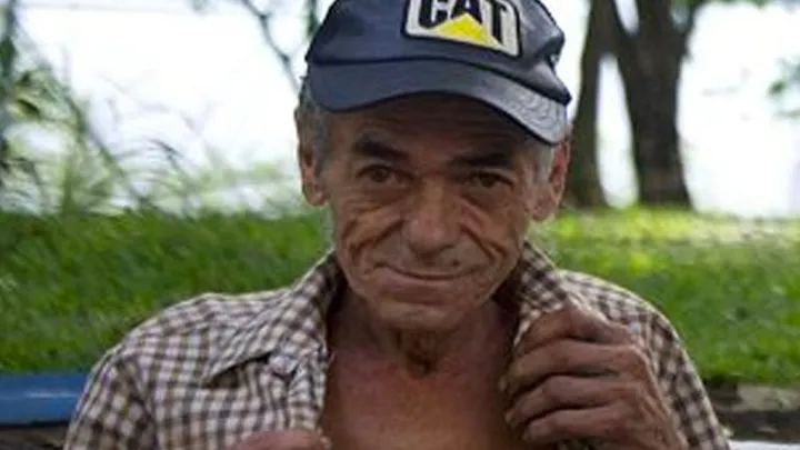 Pareja que ha vivido en una alcantarilla durante 22 años muestra cómo se ve por dentro