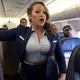 Una Azafata Ve a Su Marido en el Avión - Pero Se Da Cuenta de un Detalle Sorprendente