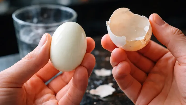 O truque de cozinha que vai lhe poupar tempo e esforço: Nunca mais descasque um ovo da maneira mais difícil!