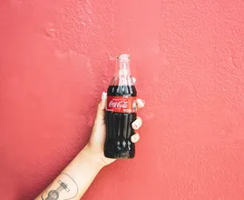 Sie schüttet einen halben Liter Cola in die Toilette – und dann geschah etwas Unfassbares! Das solltest du auch aus probieren!