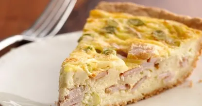 Dies würzigste herzhafte Torte aus Kartoffel, Frühlingszwiebel und Hühnchen die du jemals gegessen hast!