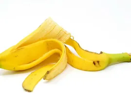 Ta kobieta codziennie wciera skórkę banana w twarz, to ma głęboki sens!