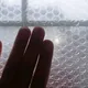バブルラップを使って冬の間家の中を暖かく保つ方法