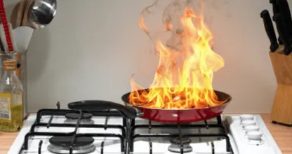DEZE spullen moet jij sowieso in huis hebben om een beginnende brand te blussen! Dit moet iedereen eigenlijk weten!