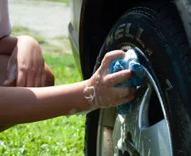 Met dit stappenplan haal je gemakkelijk die stoflaag van je auto