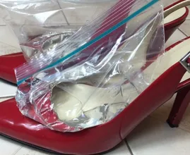 Elle a mis des sacs remplis d’eau dans ses chaussures et c’est du génie ! Vous devez essayer !