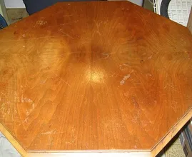 Ist dein Holztisch total verschrammt? So entfernst du Kratzer von allen möglichen Oberflächen im Haushalt