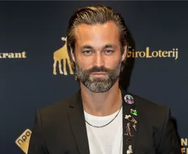 Wauw: zo ziet de knappe vriendin van Jan Kooijman eruit