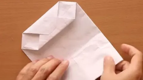 Du brauchst nur eine Papiertüte und einen Locher. So bleibt dein Knoblauch viel länger würzig