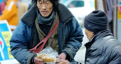 한 웨이트리스는 자신이 음식을 제공하고 있는 노숙자가 실제로 누구인지 알고 나서 크게 충격을 받았습니다