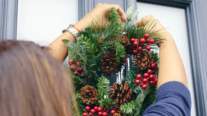 Zonder boren een kerstkrans ophangen? Ontdek onze gouden tip